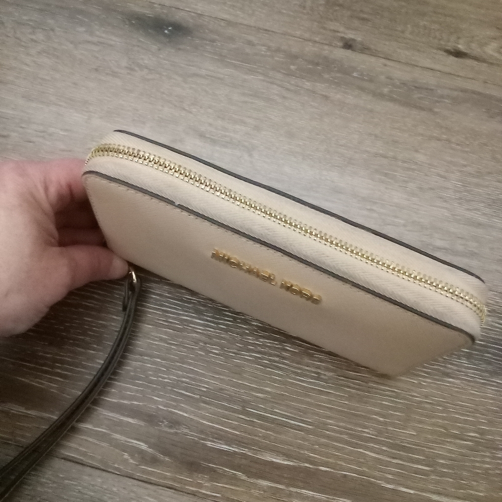 EUC: MICHAEL KORS, WRISTLET/ZIP-UP BLUSH COLOR WALLET! - Picture 15 of 16